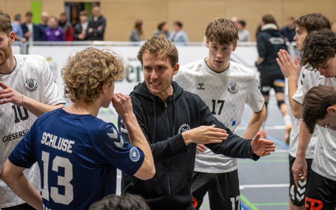 Volleyball, Season 2025 2026, 2 Bundesliga Nord, 10 01 2026, Matchday 14, Men, TuB Bocholt white vs Kieler TV red v l Tom Doerpinghaus TuB Bocholt , Tom Luca Schluse Libero TuB Bocholt , Max Ole Luebbert Coach TuB Bocholt , Hauke Lehmbrock TuB Bocholt , Bohdan Velychko TuB Bocholt , Joke Johannig TuB Bocholt , Bocholt Sporthalle West Nordrhein Westfalen Germany 260110_vb_tub-bocholt_kieler-tv_48180