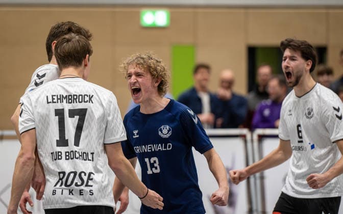 Volleyball, Season 2025 2026, 2 Bundesliga Nord, 10 01 2026, Matchday 14, Men, TuB Bocholt white vs Kieler TV red v l Tom Doerpinghaus TuB Bocholt , Hauke Lehmbrock TuB Bocholt , Tom Luca Schluse Libero TuB Bocholt , Ben Stoverink TuB Bocholt , Bocholt Sporthalle West Nordrhein Westfalen Germany 260110_vb_tub-bocholt_kieler-tv_48186