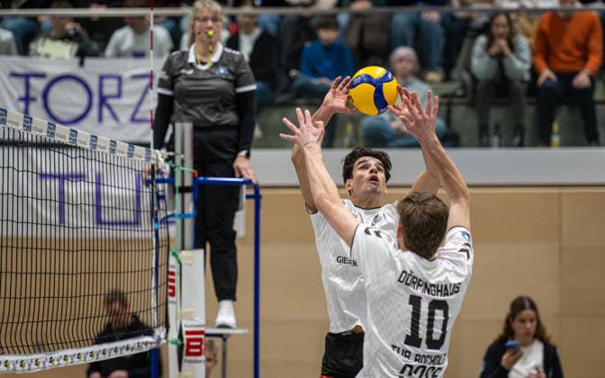 Volleyball, Season 2025 2026, 2 Bundesliga Nord, 10 01 2026, Matchday 14, Men, TuB Bocholt white vs Kieler TV red v l Lukas Salimi TuB Bocholt , Tom Doerpinghaus TuB Bocholt , Bocholt Sporthalle West Nordrhein Westfalen Germany 260110_vb_tub-bocholt_kieler-tv_48188