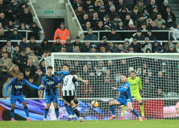 Emirates FA Cup Third Round Newcastle United v Bournemouth Sandro Tonali of Newcastle United takes a shot on goal during the Emirates FA Cup Third Round match Newcastle United vs Bournemouth at St. James s Park, Newcastle, United Kingdom, 10th January 2026 (Photo by Richard Bierton News Images) Newcastle St. James s Park Tyne and Wear United Kingdom Copyright: xRichardxBierton NewsxImagesx