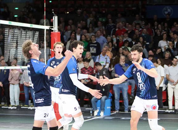 Friedrichshafener Freude über einen Punktgewinn, He Volleyball, 1 BL, 25 26, WWK Herrschingvs VfB Frierichshafen, BMW Park, Munich, Copyright: WolfgangxFehrmann