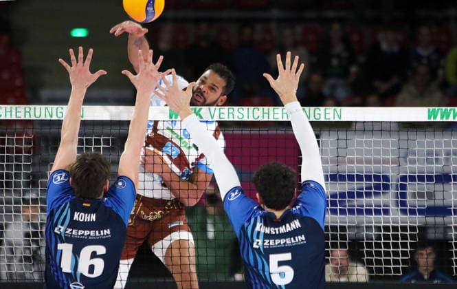 in the middle Gustavo AVILA Herrsching , He Volleyball, 1 BL, 25 26, WWK Herrschingvs VfB Frierichshafen, BMW Park, Munich, Copyright: WolfgangxFehrmann
