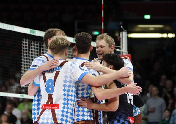 Hachinger Freude über einen Punktgewinn, He Volleyball, 1 BL, 25 26, WWK Herrschingvs VfB Frierichshafen, BMW Park, Munich, Copyright: WolfgangxFehrmann