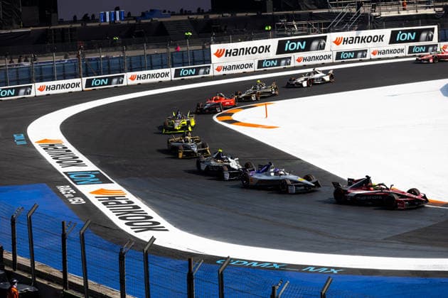 2025 FORMULA E MEXICO CITY ePRIX 48 MORTARA Edoardo (swi), Mahindra Racing, Mahindra M12Electro, action 94 WEHRLEIN Pascal (ger), Porsche Formula E Team, Porsche 99X Electric, action during the the Mexico City Paulo ePrix, 2nd round of the 2025-26 ABB FIA Formula E World Championship, WM, Weltmeisterschaft on the Autodromo Hermanos Rodriguez from January 8 to 10, 2025 in Mexico City, Mexico - Mexico CityMexico Copyright: xDamienxDoumerguex