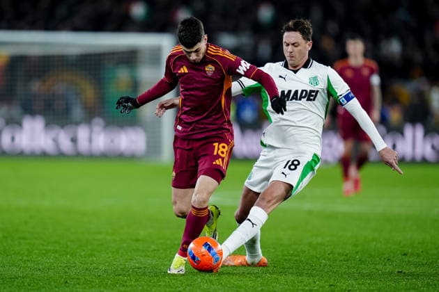 AS Roma v US Sassuolo - Serie A Enilive Matias Soule of AS Roma and Nemanja Matic of US Sassuolo compete for the ball during the Serie A Enilive match between AS Roma and US Sassuolo at Stadio Olimpico on January 10, 2026 in Rome, Italy. Rome Stadio Olimpico Lazio Italy Copyright: xGiuseppexMaffiax 260110SERIEA_Roma-Sassuolo_GM_09124