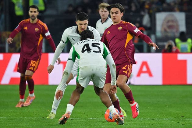 CALCIO - Serie A - AS Roma vs US Sassuolo Armand Lauriente of Sassuolo,Paulo Dybala of AS Roma during the serie A Enilive match between AS Roma v Sassuolo at olimpico stadium in Rome, Italy, Jan 10th 2026. Mattia Vian Rome Italy  Copyright: xIPAxSport ABACAx