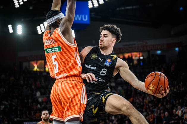 Neu Ulm, Germany, 10 01 26 Mohamed Diakite ratiopharm ulm and Joshua Obiesie Basketball Loewen Braunschweig in a duel during the Basketball Bundesliga match between ratiopharm ulm vs Basketball Loewen Braunschweig at ratiopharm Arena on January 10, 2026 in Neu Ulm, Germany Photo by Harry Langer DeFodi Images ratiopharm Arena, Germany, 10 01 26 Mohamed Diakite ratiopharm ulm and Joshua Obiesie Basketball Loewen Braunschweig battle for the ball during the Basketball Bundesliga match between ratiopharm ulm vs Basketball Loewen Braunschweig at Neu Ulm on January 10, 2026 in ratiopharm Arena, Germany Photo by Harry Langer DeFodi Images Photo by Harry Langer DeFodi Images