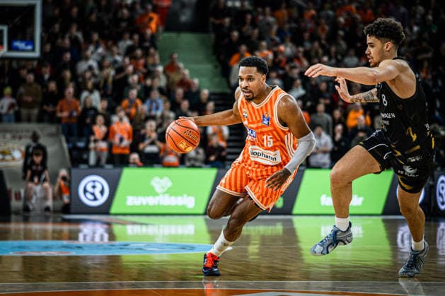 Neu Ulm, Germany, 10 01 26 Justin Simon ratiopharm ulm and Joshua Obiesie Basketball Loewen Braunschweig in a duel during the Basketball Bundesliga match between ratiopharm ulm vs Basketball Loewen Braunschweig at ratiopharm Arena on January 10, 2026 in Neu Ulm, Germany Photo by Harry Langer DeFodi Images ratiopharm Arena, Germany, 10 01 26 Justin Simon ratiopharm ulm and Joshua Obiesie Basketball Loewen Braunschweig battle for the ball during the Basketball Bundesliga match between ratiopharm ulm vs Basketball Loewen Braunschweig at Neu Ulm on January 10, 2026 in ratiopharm Arena, Germany Photo by Harry Langer DeFodi Images Photo by Harry Langer DeFodi Images