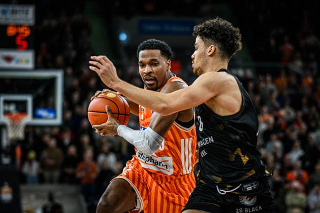 Neu Ulm, Germany, 10 01 26 Justin Simon ratiopharm ulm and Joshua Obiesie Basketball Loewen Braunschweig in a duel during the Basketball Bundesliga match between ratiopharm ulm vs Basketball Loewen Braunschweig at ratiopharm Arena on January 10, 2026 in Neu Ulm, Germany Photo by Harry Langer DeFodi Images ratiopharm Arena, Germany, 10 01 26 Justin Simon ratiopharm ulm and Joshua Obiesie Basketball Loewen Braunschweig battle for the ball during the Basketball Bundesliga match between ratiopharm ulm vs Basketball Loewen Braunschweig at Neu Ulm on January 10, 2026 in ratiopharm Arena, Germany Photo by Harry Langer DeFodi Images Photo by Harry Langer DeFodi Images