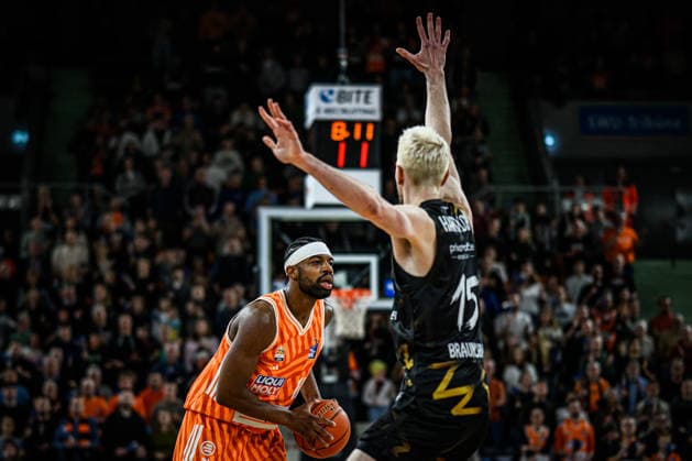 Neu Ulm, Germany, 10 01 26 Malik Osborne ratiopharm ulm and Philipp Hartwich Basketball Loewen Braunschweig in a duel during the Basketball Bundesliga match between ratiopharm ulm vs Basketball Loewen Braunschweig at ratiopharm Arena on January 10, 2026 in Neu Ulm, Germany Photo by Harry Langer DeFodi Images ratiopharm Arena, Germany, 10 01 26 Malik Osborne ratiopharm ulm and Philipp Hartwich Basketball Loewen Braunschweig battle for the ball during the Basketball Bundesliga match between ratiopharm ulm vs Basketball Loewen Braunschweig at Neu Ulm on January 10, 2026 in ratiopharm Arena, Germany Photo by Harry Langer DeFodi Images Photo by Harry Langer DeFodi Images