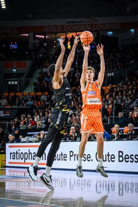 Neu Ulm, Germany, 10 01 26 David Nguessan Basketball Loewen Braunschweig and Tobias Jensen ratiopharm ulm battle for the ball during the Basketball Bundesliga match between ratiopharm ulm vs Basketball Loewen Braunschweig at ratiopharm Arena on January 10, 2026 in Neu Ulm, Germany Photo by Harry Langer DeFodi Images ratiopharm Arena, Germany, 10 01 26 David Nguessan Basketball Loewen Braunschweig and Tobias Jensen ratiopharm ulm battle for the ball during the Basketball Bundesliga match between ratiopharm ulm vs Basketball Loewen Braunschweig at Neu Ulm on January 10, 2026 in ratiopharm Arena, Germany Photo by Harry Langer DeFodi Images Photo by Harry Langer DeFodi Images