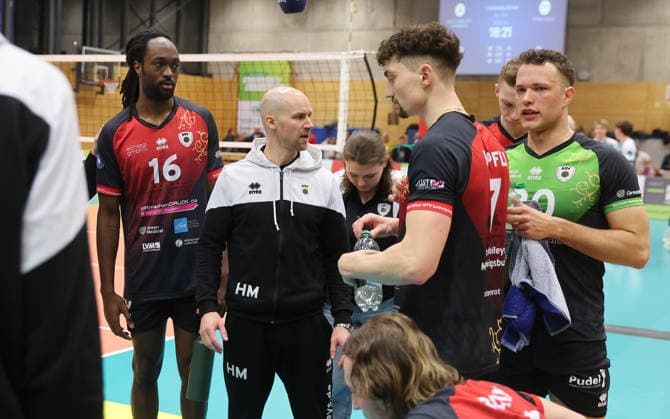 Ludwigsburg , Volleyball Bundesliga , Barock Volleys MTV Ludwigsburg vs FT 1844 Freiburg , from left Nyherowo Omene Coach Hasse Mattila Tim Köpfli Jeffrey Klok Ludwigsburg