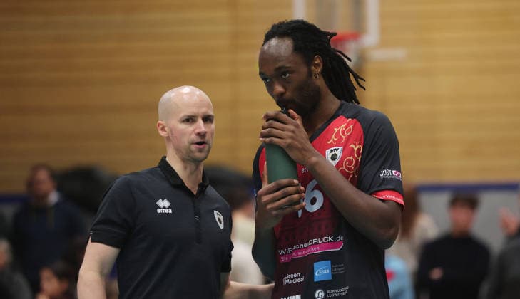 Ludwigsburg , Volleyball Bundesliga , Barock Volleys MTV Ludwigsburg vs FT 1844 Freiburg , from left coach hasse Mattila Nyherowo Omene Ludwigsburg