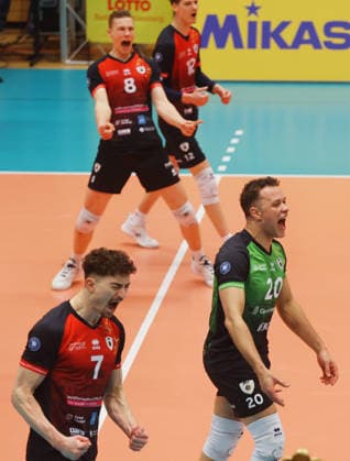 Ludwigsburg , Volleyball Bundesliga , Barock Volleys MTV Ludwigsburg vs FT 1844 Freiburg , back Tomi Saarinen , front from left Tim Köpfli Jeffrey Klok Ludwigsburg