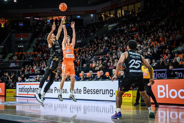 Neu Ulm, Germany, 10 01 26 David Nguessan Basketball Loewen Braunschweig and Tobias Jensen ratiopharm ulm battle for the ball during the Basketball Bundesliga match between ratiopharm ulm vs Basketball Loewen Braunschweig at ratiopharm Arena on January 10, 2026 in Neu Ulm, Germany Photo by Harry Langer DeFodi Images ratiopharm Arena, Germany, 10 01 26 David Nguessan Basketball Loewen Braunschweig and Tobias Jensen ratiopharm ulm battle for the ball during the Basketball Bundesliga match between ratiopharm ulm vs Basketball Loewen Braunschweig at Neu Ulm on January 10, 2026 in ratiopharm Arena, Germany Photo by Harry Langer DeFodi Images Photo by Harry Langer DeFodi Images