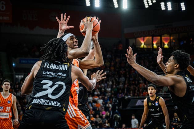 Neu Ulm, Germany, 10 01 26 Chip Flanigan Basketball Loewen Braunschweig , Mohamed Diakite ratiopharm ulm and Grant Sherfield Basketball Loewen Braunschweig in a duel during the Basketball Bundesliga match between ratiopharm ulm vs Basketball Loewen Braunschweig at ratiopharm Arena on January 10, 2026 in Neu Ulm, Germany Photo by Harry Langer DeFodi Images ratiopharm Arena, Germany, 10 01 26 Chip Flanigan Basketball Loewen Braunschweig , Mohamed Diakite ratiopharm ulm and Grant Sherfield Basketball Loewen Braunschweig battle for the ball during the Basketball Bundesliga match between ratiopharm ulm vs Basketball Loewen Braunschweig at Neu Ulm on January 10, 2026 in ratiopharm Arena, Germany Photo by Harry Langer DeFodi Images Photo by Harry Langer DeFodi Images