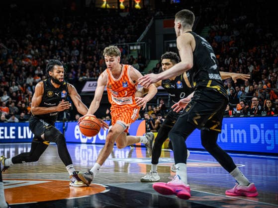 Neu Ulm, Germany, 10 01 26 Chip Flanigan Basketball Loewen Braunschweig , Tobias Jensen ratiopharm ulm , Adrian Worthy Basketball Loewen Braunschweig and Lika Scuka Basketball Loewen Braunschweig in a duel during the Basketball Bundesliga match between ratiopharm ulm vs Basketball Loewen Braunschweig at ratiopharm Arena on January 10, 2026 in Neu Ulm, Germany Photo by Harry Langer DeFodi Images ratiopharm Arena, Germany, 10 01 26 Chip Flanigan Basketball Loewen Braunschweig , Tobias Jensen ratiopharm ulm , Adrian Worthy Basketball Loewen Braunschweig and Lika Scuka Basketball Loewen Braunschweig battle for the ball during the Basketball Bundesliga match between ratiopharm ulm vs Basketball Loewen Braunschweig at Neu Ulm on January 10, 2026 in ratiopharm Arena, Germany Photo by Harry Langer DeFodi Images Photo by Harry Langer DeFodi Images