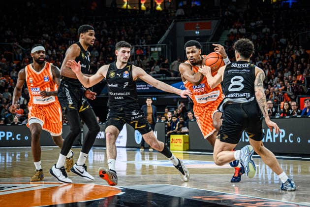Neu Ulm, Germany, 10 01 26 Malik Osborne ratiopharm ulm , David Nguessan Basketball Loewen Braunschweig , Nikola Tomic Basketball Loewen Braunschweig , Justin Simon ratiopharm ulm and Joshua Obiesie Basketball Loewen Braunschweig in a duel during the Basketball Bundesliga match between ratiopharm ulm vs Basketball Loewen Braunschweig at ratiopharm Arena on January 10, 2026 in Neu Ulm, Germany Photo by Harry Langer DeFodi Images ratiopharm Arena, Germany, 10 01 26 Malik Osborne ratiopharm ulm , David Nguessan Basketball Loewen Braunschweig , Nikola Tomic Basketball Loewen Braunschweig , Justin Simon ratiopharm ulm and Joshua Obiesie Basketball Loewen Braunschweig battle for the ball during the Basketball Bundesliga match between ratiopharm ulm vs Basketball Loewen Braunschweig at Neu Ulm on January 10, 2026 in ratiopharm Arena, Germany Photo by Harry Langer DeFodi Images Photo by Harry Langer DeFodi Images