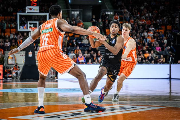 Neu Ulm, Germany, 10 01 26 Justin Simon ratiopharm ulm , Grant Sherfield Basketball Loewen Braunschweig and Tobias Jensen ratiopharm ulm battle for the ball during the Basketball Bundesliga match between ratiopharm ulm vs Basketball Loewen Braunschweig at ratiopharm Arena on January 10, 2026 in Neu Ulm, Germany Photo by Harry Langer DeFodi Images ratiopharm Arena, Germany, 10 01 26 Justin Simon ratiopharm ulm , Grant Sherfield Basketball Loewen Braunschweig and Tobias Jensen ratiopharm ulm battle for the ball during the Basketball Bundesliga match between ratiopharm ulm vs Basketball Loewen Braunschweig at Neu Ulm on January 10, 2026 in ratiopharm Arena, Germany Photo by Harry Langer DeFodi Images Photo by Harry Langer DeFodi Images