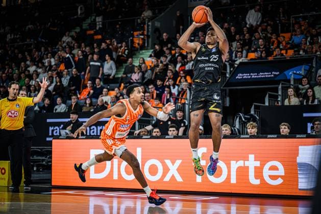 Neu Ulm, Germany, 10 01 26 Justin Simon ratiopharm ulm and Grant Sherfield Basketball Loewen Braunschweig in a duel during the Basketball Bundesliga match between ratiopharm ulm vs Basketball Loewen Braunschweig at ratiopharm Arena on January 10, 2026 in Neu Ulm, Germany Photo by Harry Langer DeFodi Images ratiopharm Arena, Germany, 10 01 26 Justin Simon ratiopharm ulm and Grant Sherfield Basketball Loewen Braunschweig battle for the ball during the Basketball Bundesliga match between ratiopharm ulm vs Basketball Loewen Braunschweig at Neu Ulm on January 10, 2026 in ratiopharm Arena, Germany Photo by Harry Langer DeFodi Images Photo by Harry Langer DeFodi Images