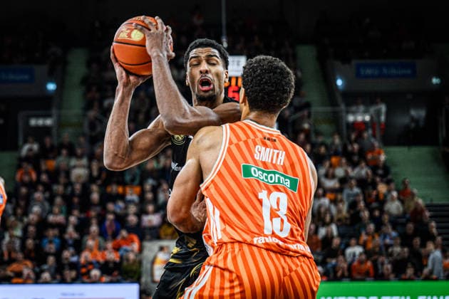 Neu Ulm, Germany, 10 01 26 David Nguessan Basketball Loewen Braunschweig and Mark Smith ratiopharm ulm battle for the ball during the Basketball Bundesliga match between ratiopharm ulm vs Basketball Loewen Braunschweig at ratiopharm Arena on January 10, 2026 in Neu Ulm, Germany Photo by Harry Langer DeFodi Images ratiopharm Arena, Germany, 10 01 26 David Nguessan Basketball Loewen Braunschweig and Mark Smith ratiopharm ulm battle for the ball during the Basketball Bundesliga match between ratiopharm ulm vs Basketball Loewen Braunschweig at Neu Ulm on January 10, 2026 in ratiopharm Arena, Germany Photo by Harry Langer DeFodi Images Photo by Harry Langer DeFodi Images