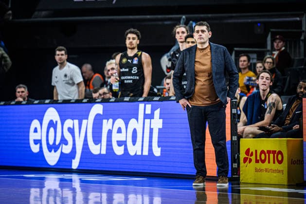 Neu Ulm, Germany, 10 01 26 Head Coach Kostas Papazoglou Basketball Loewen Braunschweig Looks on during the Basketball Bundesliga match between ratiopharm ulm vs Basketball Loewen Braunschweig at the ratiopharm Arena on January 10, 2026 in Neu Ulm, Germany Photo by Harry Langer DeFodi Images ratiopharm Arena, Germany, 10 01 26 Head Coach Kostas Papazoglou Basketball Loewen Braunschweig Looks on during the Basketball Bundesliga match between ratiopharm ulm vs Basketball Loewen Braunschweig at Neu Ulm on January 10, 2026 in ratiopharm Arena, Germany Photo by Harry Langer DeFodi Images Photo by Harry Langer DeFodi Images