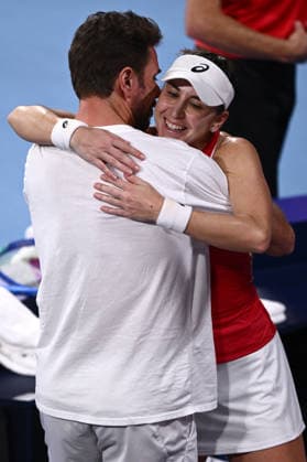 TENNIS UNITED CUP SYDNEY, Belinda Bencic of Switzerland celebrates with team captain Stan Wawrinka after winning her singles matcha against Iga Swiatek of Poland during the 2026 United Cup final between Poland and Switzerland at Ken Rosewall Arena in Sydney, Sunday, January 11, 2026. ( NO ARCHIVING, EDITORIAL USE ONLY SYDNEY NEW SOUTH WALES AUSTRALIA  Copyright: xDANxHIMBRECHTSx 20260111112158980171