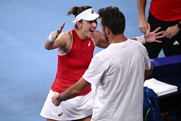 TENNIS UNITED CUP SYDNEY, Belinda Bencic of Switzerland celebrates with team captain Stan Wawrinka after winning her singles matcha against Iga Swiatek of Poland during the 2026 United Cup final between Poland and Switzerland at Ken Rosewall Arena in Sydney, Sunday, January 11, 2026. ( NO ARCHIVING, EDITORIAL USE ONLY SYDNEY NEW SOUTH WALES AUSTRALIA  Copyright: xDANxHIMBRECHTSx 20260111130660729786