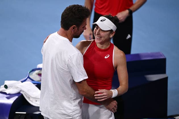 TENNIS UNITED CUP SYDNEY, Belinda Bencic of Switzerland celebrates with team captain Stan Wawrinka after winning her singles matcha against Iga Swiatek of Poland during the 2026 United Cup final between Poland and Switzerland at Ken Rosewall Arena in Sydney, Sunday, January 11, 2026. ( NO ARCHIVING, EDITORIAL USE ONLY SYDNEY NEW SOUTH WALES AUSTRALIA  Copyright: xDANxHIMBRECHTSx 20260111143027360202
