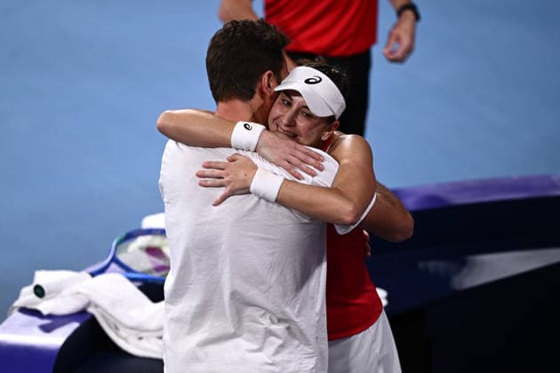 TENNIS UNITED CUP SYDNEY, Belinda Bencic of Switzerland celebrates with team captain Stan Wawrinka after winning her singles matcha against Iga Swiatek of Poland during the 2026 United Cup final between Poland and Switzerland at Ken Rosewall Arena in Sydney, Sunday, January 11, 2026. ( NO ARCHIVING, EDITORIAL USE ONLY SYDNEY NEW SOUTH WALES AUSTRALIA  Copyright: xDANxHIMBRECHTSx 20260111157322101015