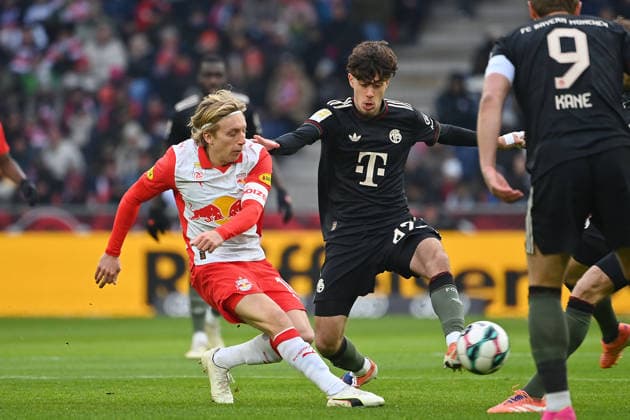 David Michael SANTOS DAIBER Bayern Muenchen , action,duel against Mads BIDSTRUP Salzburg Football Test Match Red Bull Salzburg FC Bayern Muenchen 0 5 on 06 01 2026 RED BULL ARENA SALZBURG