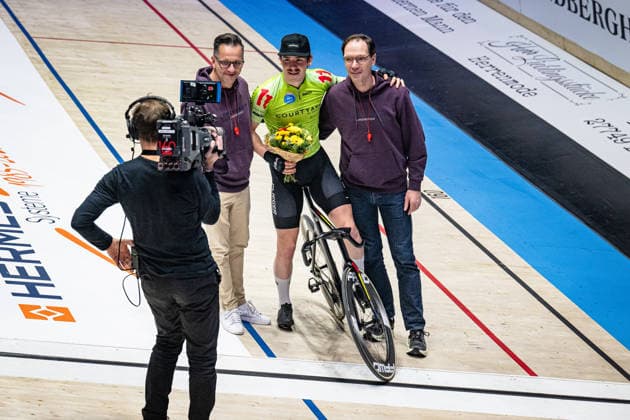 MOORE Peter Sixdays Bremen 2026 Team 11 COURTYARD BY MARRIOTT MOORE Peter USA Red Award Ceremony Medal Ceremony Podium Landscape horizontal Landscape Event Event Sixdays Bremen 2026 Category Category Cycling Track Cycling Sixdays Elite Men Location Location Europe Germany Bremen ÖVB Arena Discipline Madison Distance m Date Date 10 01 2026 Saturday Day 2