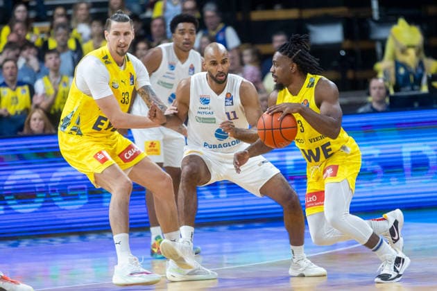 Oldenburg, Lower Saxony, DEU, 10 01 2026, Christopher Clemons right, EWE Baskets Oldenburg , Akeem Vargas center, Syntainics MBC and Tomislav Zubcic left, EWE Baskets Oldenburg EWE Baskets Oldenburg vs Syntainics MBC Basketball 1 Basketball Bundesliga Season 2025 2026, Matchday 15, Grosse EWE Arena EWE Baskets Oldenburg vs Syntainics MBC www.andreas-burmann.de