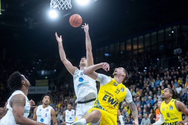 Oldenburg, Lower Saxony, DEU, 10 01 2026, Tomislav Zubcic right, EWE Baskets Oldenburg and Jure Planinic left, Syntainics MBC EWE Baskets Oldenburg vs Syntainics MBC Basketball 1 Basketball Bundesliga Season 2025 2026, Matchday 15, Grosse EWE Arena EWE Baskets Oldenburg vs Syntainics MBC www.andreas-burmann.de