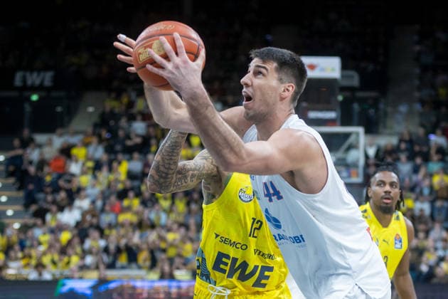 Oldenburg, Lower Saxony, DEU, 10 01 2026, Jure Planinic Syntainics MBC and Michale Kyser 12, EWE Baskets Oldenburg EWE Baskets Oldenburg vs Syntainics MBC Basketball 1 Basketball Bundesliga Season 2025 2026, 15 Matchday, Grosse EWE Arena EWE Baskets Oldenburg vs Syntainics MBC www.andreas-burmann.de