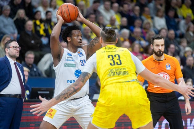 Oldenburg, Lower Saxony, DEU, 10 01 2026, Stephon Jelks left, Syntainics MBC and Tomislav Zubcic right, EWE Baskets Oldenburg EWE Baskets Oldenburg vs Syntainics MBC Basketball 1 Basketball Bundesliga Season 2025 2026, Matchday 15, Grosse EWE Arena EWE Baskets Oldenburg vs Syntainics MBC www.andreas-burmann.de