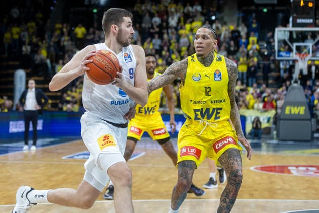 Oldenburg, Lower Saxony, DEU, 10 01 2026, Kresimir Nikic left, Syntainics MBC and Michale Kyser right, EWE Baskets Oldenburg EWE Baskets Oldenburg vs Syntainics MBC Basketball 1 Basketball Bundesliga Season 2025 2026, Matchday 15, Grosse EWE Arena EWE Baskets Oldenburg vs Syntainics MBC www.andreas-burmann.de