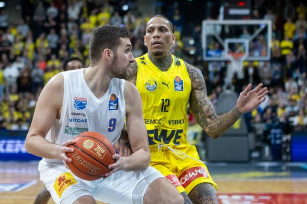 Oldenburg, Lower Saxony, DEU, 10 01 2026, Kresimir Nikic left, Syntainics MBC and Michale Kyser right, EWE Baskets Oldenburg EWE Baskets Oldenburg vs Syntainics MBC Basketball 1 Basketball Bundesliga Season 2025 2026, Matchday 15, Grosse EWE Arena EWE Baskets Oldenburg vs Syntainics MBC www.andreas-burmann.de