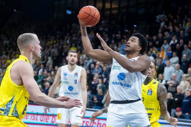 Oldenburg, Lower Saxony, DEU, 10 01 2026, Marcus Foster right, Syntainics MBC and Seth Hinrichs left, EWE Baskets Oldenburg EWE Baskets Oldenburg vs Syntainics MBC Basketball 1 Basketball Bundesliga Season 2025 2026, Matchday 15, Grosse EWE Arena EWE Baskets Oldenburg vs Syntainics MBC www.andreas-burmann.de