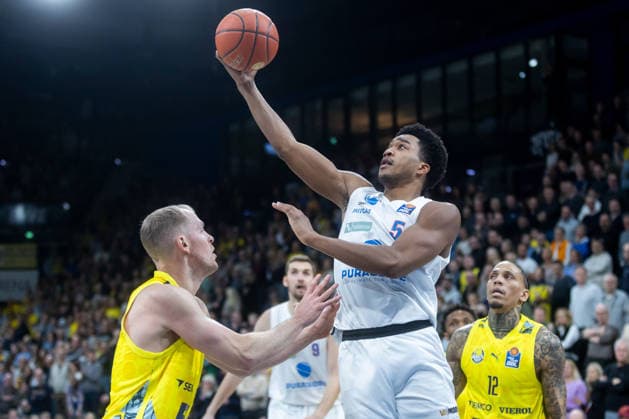Oldenburg, Lower Saxony, DEU, 10 01 2026, Marcus Foster right, Syntainics MBC and Seth Hinrichs left, EWE Baskets Oldenburg EWE Baskets Oldenburg vs Syntainics MBC Basketball 1 Basketball Bundesliga Season 2025 2026, Matchday 15, Grosse EWE Arena EWE Baskets Oldenburg vs Syntainics MBC www.andreas-burmann.de