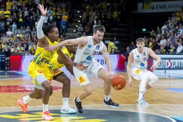 Oldenburg, Lower Saxony, DEU, 10 01 2026, Spencer Reaves 2 from right, Syntainics MBC and James Woodard left, EWE Baskets Oldenburg , Brian Fobbs 2 from left, EWE Baskets Oldenburg and Perttu Blomgren right, Syntainics MBC EWE Baskets Oldenburg vs Syntainics MBC Basketball 1 Basketball Bundesliga Season 2025 2026, Matchday 15, Grosse EWE Arena EWE Baskets Oldenburg vs Syntainics MBC www.andreas-burmann.de