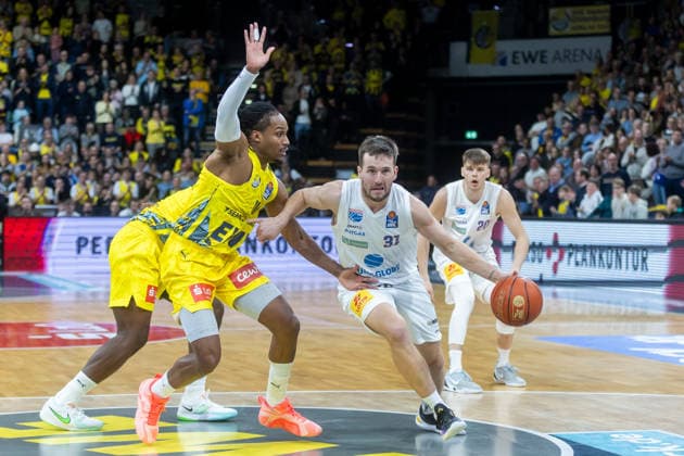 Oldenburg, Lower Saxony, DEU, 10 01 2026, Spencer Reaves right, Syntainics MBC , James Woodard left, EWE Baskets Oldenburg EWE Baskets Oldenburg vs Syntainics MBC Basketball 1 Basketball Bundesliga Season 2025 2026, 15 Matchday, Grosse EWE Arena EWE Baskets Oldenburg vs Syntainics MBC www.andreas-burmann.de