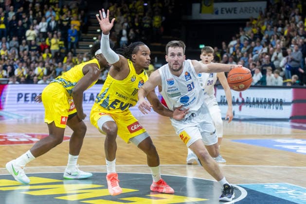 Oldenburg, Lower Saxony, DEU, 10 01 2026, Spencer Reaves right, Syntainics MBC , James Woodard left, EWE Baskets Oldenburg EWE Baskets Oldenburg vs Syntainics MBC Basketball 1 Basketball Bundesliga Season 2025 2026, 15 Matchday, Grosse EWE Arena EWE Baskets Oldenburg vs Syntainics MBC www.andreas-burmann.de