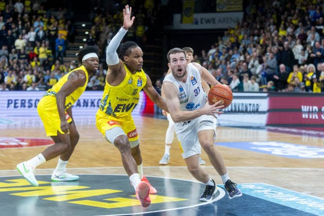 Oldenburg, Lower Saxony, DEU, 10 01 2026, Spencer Reaves right, Syntainics MBC , James Woodard left, EWE Baskets Oldenburg EWE Baskets Oldenburg vs Syntainics MBC Basketball 1 Basketball Bundesliga Season 2025 2026, 15 Matchday, Grosse EWE Arena EWE Baskets Oldenburg vs Syntainics MBC www.andreas-burmann.de