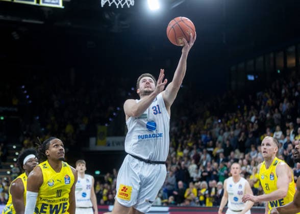 Oldenburg, Lower Saxony, DEU, 10 01 2026, Spencer Reaves center, Syntainics MBC , Michale Kyser left, EWE Baskets Oldenburg and Seth Hinrichs right, EWE Baskets Oldenburg EWE Baskets Oldenburg vs Syntainics MBC Basketball 1 Basketball Bundesliga Season 2025 2026, 15 Matchday, Grosse EWE Arena EWE Baskets Oldenburg vs Syntainics MBC www.andreas-burmann.de