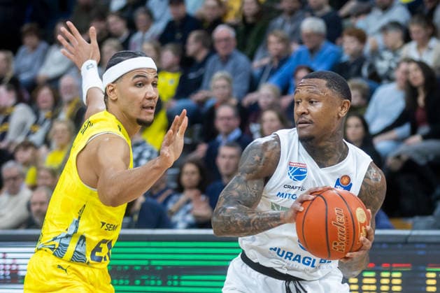 Oldenburg, Lower Saxony, DEU, 10 01 2026, Carles Callison right, Syntainics MBC and Nicholas Tischler left, EWE Baskets Oldenburg EWE Baskets Oldenburg vs Syntainics MBC Basketball 1 Basketball Bundesliga Season 2025 2026, 15 Matchday, Grosse EWE Arena EWE Baskets Oldenburg vs Syntainics MBC www.andreas-burmann.de