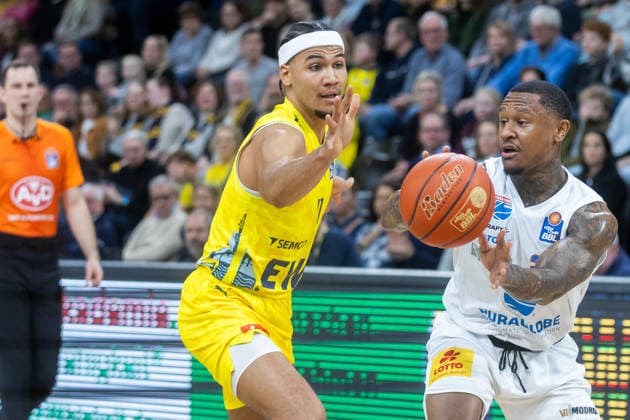 Oldenburg, Lower Saxony, DEU, 10 01 2026, Carles Callison right, Syntainics MBC and Nicholas Tischler left, EWE Baskets Oldenburg EWE Baskets Oldenburg vs Syntainics MBC Basketball 1 Basketball Bundesliga Season 2025 2026, 15 Matchday, Grosse EWE Arena EWE Baskets Oldenburg vs Syntainics MBC www.andreas-burmann.de