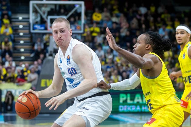 Oldenburg, Lower Saxony, DEU, 10 01 2026, Collin Welp left, Syntainics MBC , James Woodard right, EWE Baskets Oldenburg EWE Baskets Oldenburg vs Syntainics MBC Basketball 1 Basketball Bundesliga Season 2025 2026, 15 Matchday, Grosse EWE Arena EWE Baskets Oldenburg vs Syntainics MBC www.andreas-burmann.de