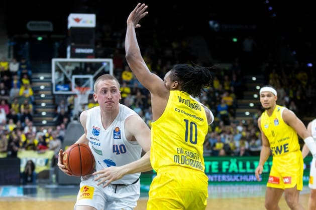 Oldenburg, Lower Saxony, DEU, 10 01 2026, Collin Welp left, Syntainics MBC , James Woodard right, EWE Baskets Oldenburg EWE Baskets Oldenburg vs Syntainics MBC Basketball 1 Basketball Bundesliga Season 2025 2026, 15 Matchday, Grosse EWE Arena EWE Baskets Oldenburg vs Syntainics MBC www.andreas-burmann.de