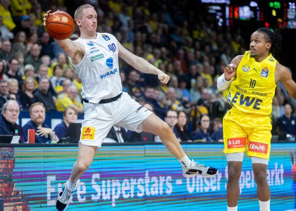 Oldenburg, Lower Saxony, DEU, 10 01 2026, Collin Welp left, Syntainics MBC and James Woodard right, EWE Baskets Oldenburg EWE Baskets Oldenburg vs Syntainics MBC Basketball 1 Basketball Bundesliga Season 2025 2026, 15 Matchday, Grosse EWE Arena EWE Baskets Oldenburg vs Syntainics MBC www.andreas-burmann.de
